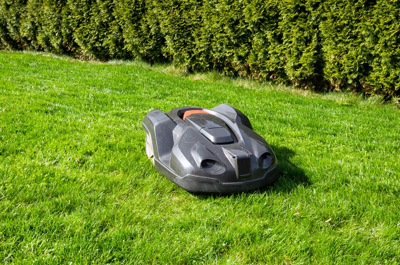 Lire la suite à propos de l’article Quels sont les avantages d’utiliser un robot tondeuse au jardin ?